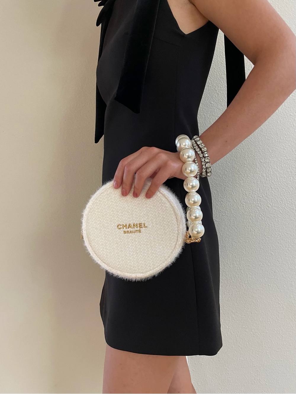 CC pearls bag purse clutch tweed white round rare designer LOGO